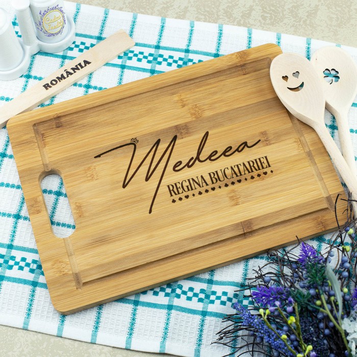 Tocator personalizat Prieteni, Regina bucatariei, Cadou personalizat Bambus