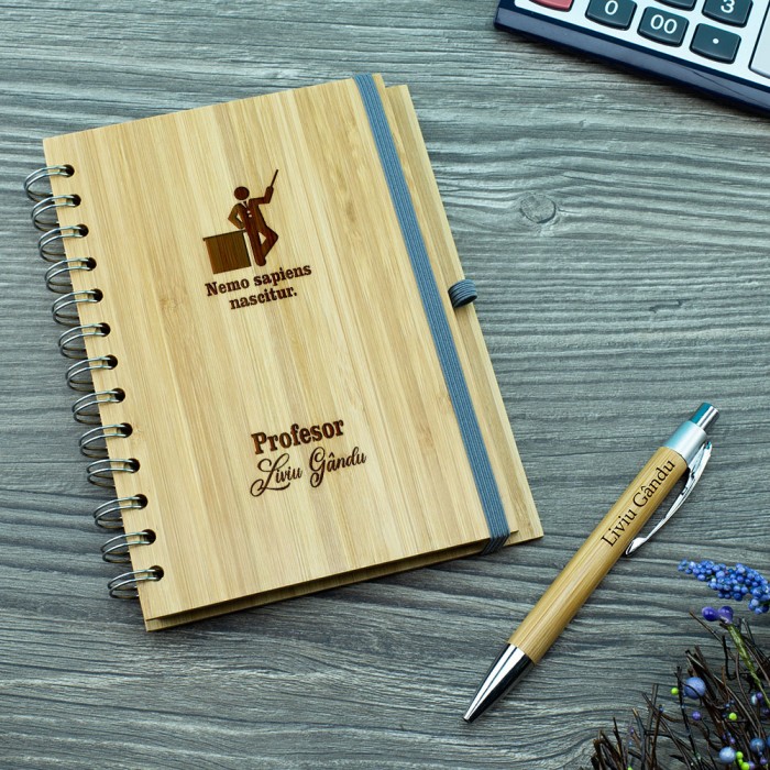 Agenda personalizata Profesor, Nemo sapiens nascitur, Cadou personalizat