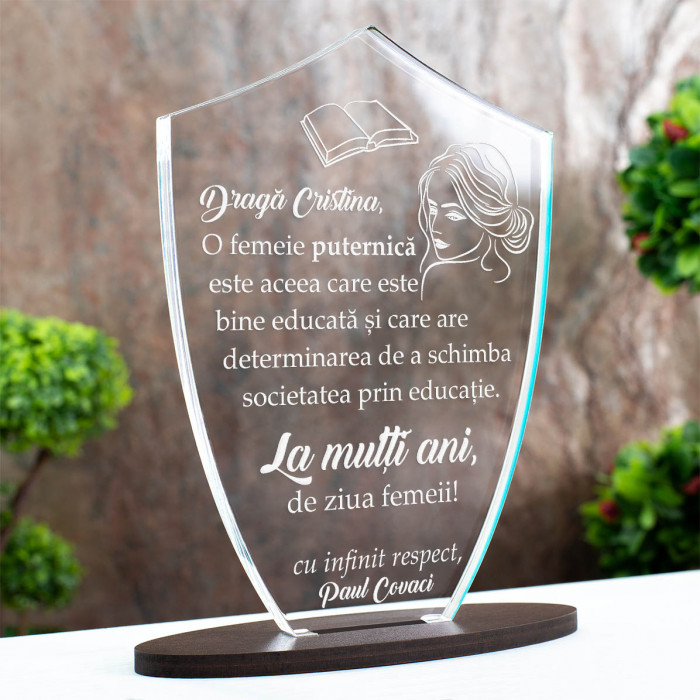 Trofeu Ziua Femeii, Educata si ambitioasa, Cadou personalizat Scut
